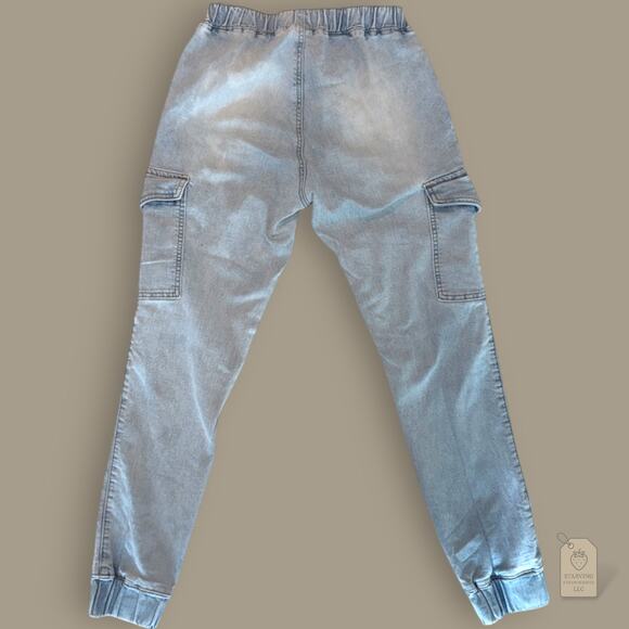 Almost Famous Light Wash Denim Cargo Joggers Women’s Size S Elastic Waist - Picture 3 of 8